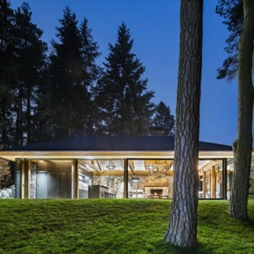 Tato poměrně malá stavba vznikla na základě požadavku majitelů vytvořit v parku dům pro přijímání hostů. Dům ze pera architektky Kateřiny Ranné má sloužit pro případy různých oslav či obchodních jednání. „Americký sen jsme přetransformovali na české prostředí v borovém zákoutí klientova parku,“ vysvětluje architektka. Račte vstoupit!
Tato poměrně malá stavba vznikla na základě požadavku majitelů vytvořit v parku dům pro přijímání hostů. Dům ze pera architektky Kateřiny Ranné má sloužit pro případy různých oslav či obchodních jednání. „Americký sen jsme přetransformovali na české prostředí v borovém zákoutí klientova parku,“ vysvětluje architektka. Račte vstoupit!