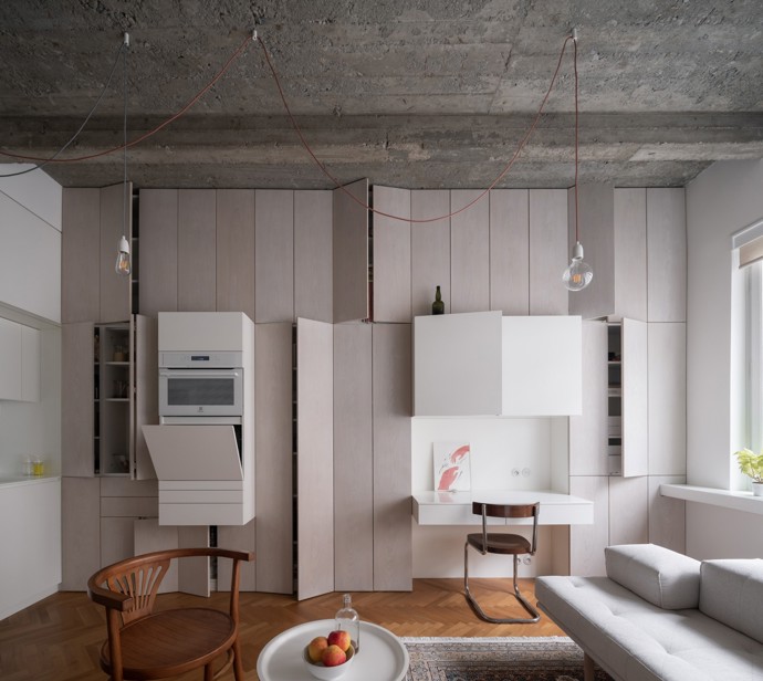 Jak skloubit moderní bydlení s respektem k historii? Tento funkcionalistický byt v pražském Novém Městě prošel kompletní rekonstrukcí, která trvala celých 10 let. Architekt Martin Čeněk čelil výzvě, jak propojit původní prvky s novými designovými kousky a současnými materiály.
Jak skloubit moderní bydlení s respektem k historii? Tento funkcionalistický byt v pražském Novém Městě prošel kompletní rekonstrukcí, která trvala celých 10 let. Architekt Martin Čeněk čelil výzvě, jak propojit původní prvky s novými designovými kousky a současnými materiály.