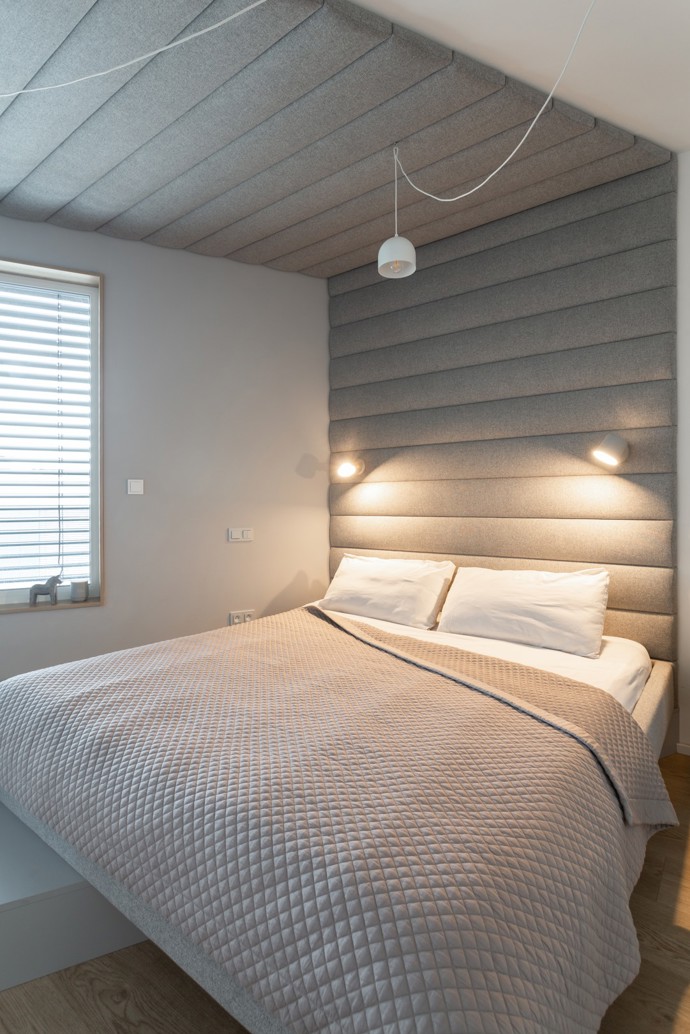 Tento stylový byt v Braníku na ploše 110 m² přináší nejen krásný výhled, ale také důmyslné řešení interiéru. Mladá rodina si zde díky chytrému uspořádání prostoru užívá moderní bydlení, které klade důraz na bezpečnost, praktičnost a pohodlí pro děti. Ať už jde o kuchyňský ostrůvek s integrovaným jídelním stolem, bez ostrých rohů, nebo designový nábytek, tento byt ztělesňuje ideální rodinné bydlení v harmonii s přírodou.
