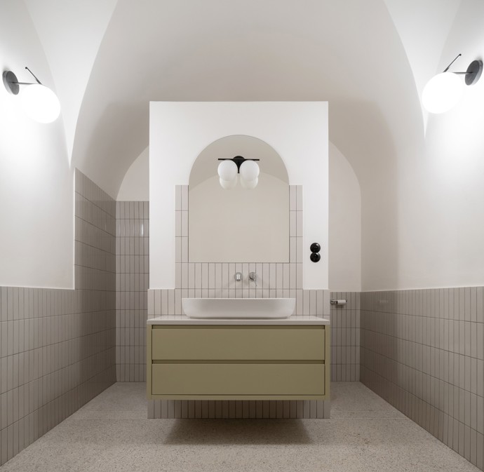 Architektka Tereza Scheibová se pustila do náročné rekonstrukce paláce, který nesl stopy historických kompromisů. Díky pečlivé spolupráci s památkáři se po letech podařilo vytvořit prostor, kde se moderní architektura harmonicky prolíná s barokním dědictvím.
Architektka Tereza Scheibová se pustila do náročné rekonstrukce paláce, který nesl stopy historických kompromisů. Díky pečlivé spolupráci s památkáři se po letech podařilo vytvořit prostor, kde se moderní architektura harmonicky prolíná s barokním dědictvím.