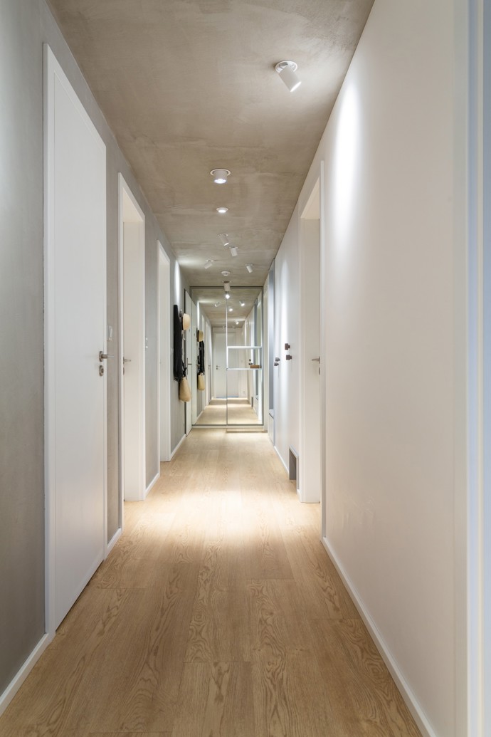 Tento stylový byt v Braníku na ploše 110 m² přináší nejen krásný výhled, ale také důmyslné řešení interiéru. Mladá rodina si zde díky chytrému uspořádání prostoru užívá moderní bydlení, které klade důraz na bezpečnost, praktičnost a pohodlí pro děti. Ať už jde o kuchyňský ostrůvek s integrovaným jídelním stolem, bez ostrých rohů, nebo designový nábytek, tento byt ztělesňuje ideální rodinné bydlení v harmonii s přírodou.

