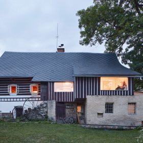 Jak to dopadne, když se do rekonstrukce historické roubenky pustí vlastníma rukama architektka? Před dvěma lety si Jitka Másová z ateliéru 0,5 Studio předsevzala vytvořit ze čtyřsetleté chalupy na rozhraní jizerských hor a Krkonoš místo, kde lidé snadno zapomenou na ruch města a najdou intimní prostor pro sebe v obklopení panenskou přírodou. 
