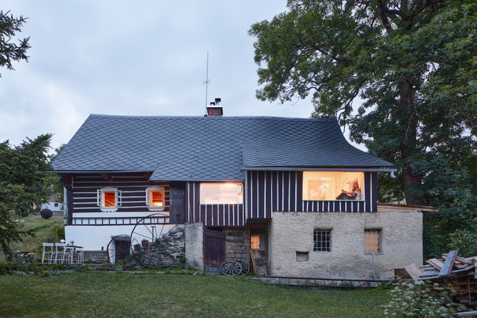 Jak to dopadne, když se do rekonstrukce historické roubenky pustí vlastníma rukama architektka? Před dvěma lety si Jitka Másová z ateliéru 0,5 Studio předsevzala vytvořit ze čtyřsetleté chalupy na rozhraní jizerských hor a Krkonoš místo, kde lidé snadno zapomenou na ruch města a najdou intimní prostor pro sebe v obklopení panenskou přírodou.
Jak to dopadne, když se do rekonstrukce historické roubenky pustí vlastníma rukama architektka? Před dvěma lety si Jitka Másová z ateliéru 0,5 Studio předsevzala vytvořit ze čtyřsetleté chalupy na rozhraní jizerských hor a Krkonoš místo, kde lidé snadno zapomenou na ruch města a najdou intimní prostor pro sebe v obklopení panenskou přírodou.