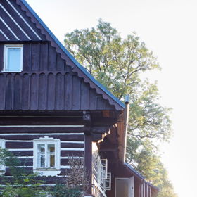 Jak to dopadne, když se do rekonstrukce historické roubenky pustí vlastníma rukama architektka? Před dvěma lety si Jitka Másová z ateliéru 0,5 Studio předsevzala vytvořit ze čtyřsetleté chalupy na rozhraní jizerských hor a Krkonoš místo, kde lidé snadno zapomenou na ruch města a najdou intimní prostor pro sebe v obklopení panenskou přírodou. 
