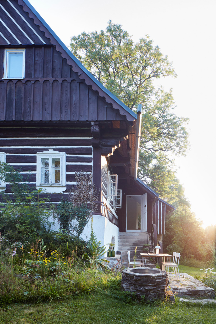 Jak to dopadne, když se do rekonstrukce historické roubenky pustí vlastníma rukama architektka? Před dvěma lety si Jitka Másová z ateliéru 0,5 Studio předsevzala vytvořit ze čtyřsetleté chalupy na rozhraní jizerských hor a Krkonoš místo, kde lidé snadno zapomenou na ruch města a najdou intimní prostor pro sebe v obklopení panenskou přírodou.
Jak to dopadne, když se do rekonstrukce historické roubenky pustí vlastníma rukama architektka? Před dvěma lety si Jitka Másová z ateliéru 0,5 Studio předsevzala vytvořit ze čtyřsetleté chalupy na rozhraní jizerských hor a Krkonoš místo, kde lidé snadno zapomenou na ruch města a najdou intimní prostor pro sebe v obklopení panenskou přírodou.