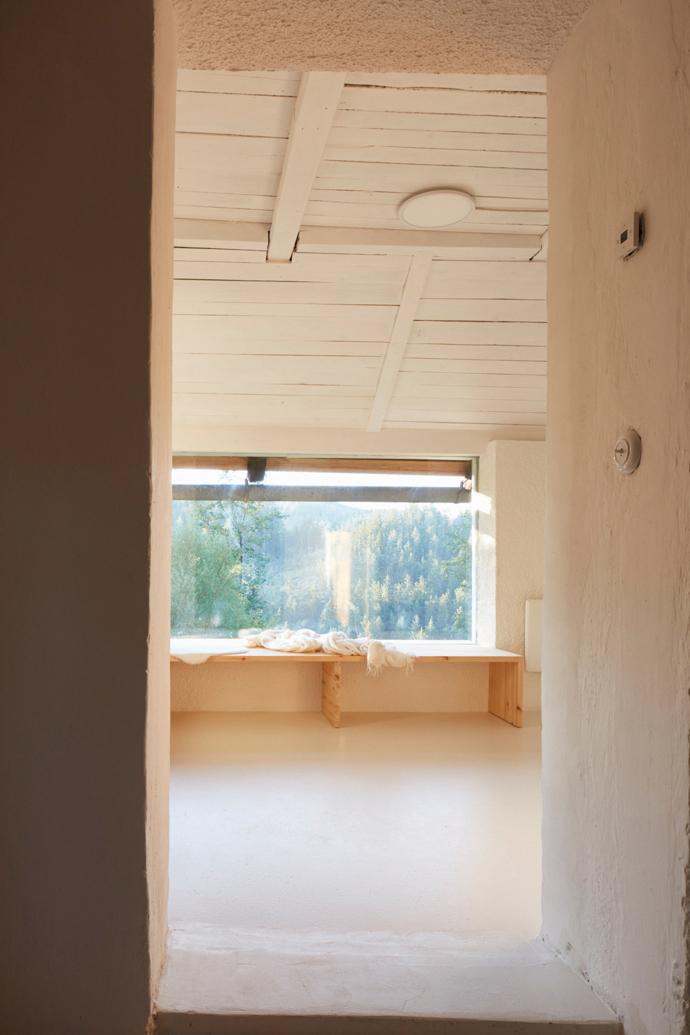 Jak to dopadne, když se do rekonstrukce historické roubenky pustí vlastníma rukama architektka? Před dvěma lety si Jitka Másová z ateliéru 0,5 Studio předsevzala vytvořit ze čtyřsetleté chalupy na rozhraní jizerských hor a Krkonoš místo, kde lidé snadno zapomenou na ruch města a najdou intimní prostor pro sebe v obklopení panenskou přírodou.
Jak to dopadne, když se do rekonstrukce historické roubenky pustí vlastníma rukama architektka? Před dvěma lety si Jitka Másová z ateliéru 0,5 Studio předsevzala vytvořit ze čtyřsetleté chalupy na rozhraní jizerských hor a Krkonoš místo, kde lidé snadno zapomenou na ruch města a najdou intimní prostor pro sebe v obklopení panenskou přírodou.