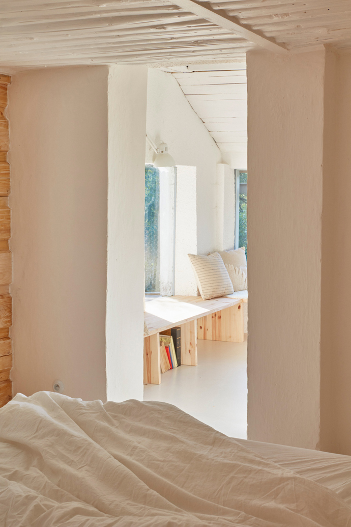 Jak to dopadne, když se do rekonstrukce historické roubenky pustí vlastníma rukama architektka? Před dvěma lety si Jitka Másová z ateliéru 0,5 Studio předsevzala vytvořit ze čtyřsetleté chalupy na rozhraní jizerských hor a Krkonoš místo, kde lidé snadno zapomenou na ruch města a najdou intimní prostor pro sebe v obklopení panenskou přírodou.
Jak to dopadne, když se do rekonstrukce historické roubenky pustí vlastníma rukama architektka? Před dvěma lety si Jitka Másová z ateliéru 0,5 Studio předsevzala vytvořit ze čtyřsetleté chalupy na rozhraní jizerských hor a Krkonoš místo, kde lidé snadno zapomenou na ruch města a najdou intimní prostor pro sebe v obklopení panenskou přírodou.