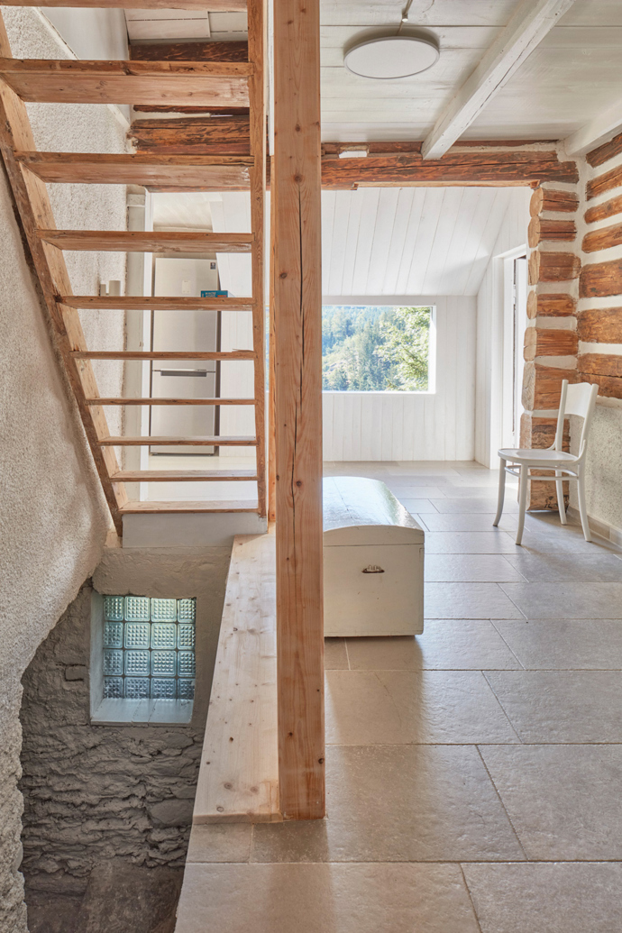Jak to dopadne, když se do rekonstrukce historické roubenky pustí vlastníma rukama architektka? Před dvěma lety si Jitka Másová z ateliéru 0,5 Studio předsevzala vytvořit ze čtyřsetleté chalupy na rozhraní jizerských hor a Krkonoš místo, kde lidé snadno zapomenou na ruch města a najdou intimní prostor pro sebe v obklopení panenskou přírodou.
Jak to dopadne, když se do rekonstrukce historické roubenky pustí vlastníma rukama architektka? Před dvěma lety si Jitka Másová z ateliéru 0,5 Studio předsevzala vytvořit ze čtyřsetleté chalupy na rozhraní jizerských hor a Krkonoš místo, kde lidé snadno zapomenou na ruch města a najdou intimní prostor pro sebe v obklopení panenskou přírodou.