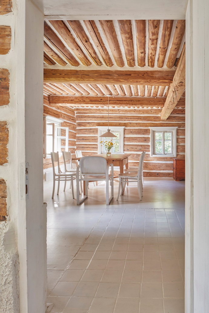 Jak to dopadne, když se do rekonstrukce historické roubenky pustí vlastníma rukama architektka? Před dvěma lety si Jitka Másová z ateliéru 0,5 Studio předsevzala vytvořit ze čtyřsetleté chalupy na rozhraní jizerských hor a Krkonoš místo, kde lidé snadno zapomenou na ruch města a najdou intimní prostor pro sebe v obklopení panenskou přírodou.
Jak to dopadne, když se do rekonstrukce historické roubenky pustí vlastníma rukama architektka? Před dvěma lety si Jitka Másová z ateliéru 0,5 Studio předsevzala vytvořit ze čtyřsetleté chalupy na rozhraní jizerských hor a Krkonoš místo, kde lidé snadno zapomenou na ruch města a najdou intimní prostor pro sebe v obklopení panenskou přírodou.