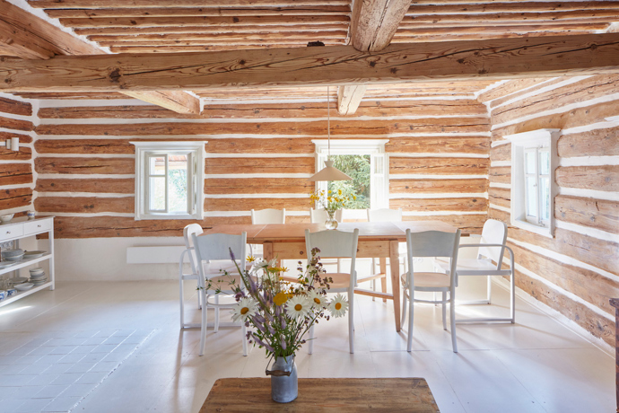 Jak to dopadne, když se do rekonstrukce historické roubenky pustí vlastníma rukama architektka? Před dvěma lety si Jitka Másová z ateliéru 0,5 Studio předsevzala vytvořit ze čtyřsetleté chalupy na rozhraní jizerských hor a Krkonoš místo, kde lidé snadno zapomenou na ruch města a najdou intimní prostor pro sebe v obklopení panenskou přírodou.
Jak to dopadne, když se do rekonstrukce historické roubenky pustí vlastníma rukama architektka? Před dvěma lety si Jitka Másová z ateliéru 0,5 Studio předsevzala vytvořit ze čtyřsetleté chalupy na rozhraní jizerských hor a Krkonoš místo, kde lidé snadno zapomenou na ruch města a najdou intimní prostor pro sebe v obklopení panenskou přírodou.