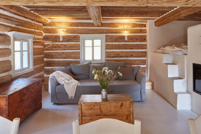 Jak to dopadne, když se do rekonstrukce historické roubenky pustí vlastníma rukama architektka? Před dvěma lety si Jitka Másová z ateliéru 0,5 Studio předsevzala vytvořit ze čtyřsetleté chalupy na rozhraní jizerských hor a Krkonoš místo, kde lidé snadno zapomenou na ruch města a najdou intimní prostor pro sebe v obklopení panenskou přírodou.
Jak to dopadne, když se do rekonstrukce historické roubenky pustí vlastníma rukama architektka? Před dvěma lety si Jitka Másová z ateliéru 0,5 Studio předsevzala vytvořit ze čtyřsetleté chalupy na rozhraní jizerských hor a Krkonoš místo, kde lidé snadno zapomenou na ruch města a najdou intimní prostor pro sebe v obklopení panenskou přírodou.