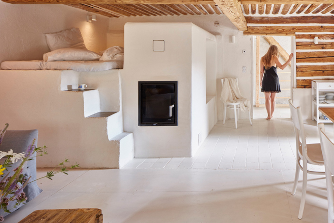 Jak to dopadne, když se do rekonstrukce historické roubenky pustí vlastníma rukama architektka? Před dvěma lety si Jitka Másová z ateliéru 0,5 Studio předsevzala vytvořit ze čtyřsetleté chalupy na rozhraní jizerských hor a Krkonoš místo, kde lidé snadno zapomenou na ruch města a najdou intimní prostor pro sebe v obklopení panenskou přírodou.
Jak to dopadne, když se do rekonstrukce historické roubenky pustí vlastníma rukama architektka? Před dvěma lety si Jitka Másová z ateliéru 0,5 Studio předsevzala vytvořit ze čtyřsetleté chalupy na rozhraní jizerských hor a Krkonoš místo, kde lidé snadno zapomenou na ruch města a najdou intimní prostor pro sebe v obklopení panenskou přírodou.