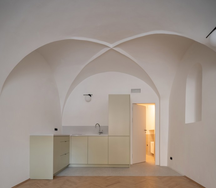 Architektka Tereza Scheibová se pustila do náročné rekonstrukce paláce, který nesl stopy historických kompromisů. Díky pečlivé spolupráci s památkáři se po letech podařilo vytvořit prostor, kde se moderní architektura harmonicky prolíná s barokním dědictvím.
Architektka Tereza Scheibová se pustila do náročné rekonstrukce paláce, který nesl stopy historických kompromisů. Díky pečlivé spolupráci s památkáři se po letech podařilo vytvořit prostor, kde se moderní architektura harmonicky prolíná s barokním dědictvím.