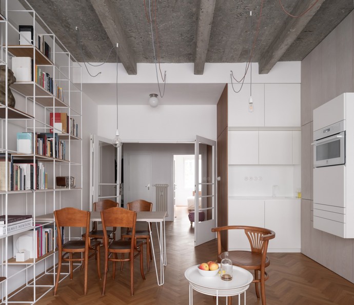 Jak skloubit moderní bydlení s respektem k historii? Tento funkcionalistický byt v pražském Novém Městě prošel kompletní rekonstrukcí, která trvala celých 10 let. Architekt Martin Čeněk čelil výzvě, jak propojit původní prvky s novými designovými kousky a současnými materiály.
Jak skloubit moderní bydlení s respektem k historii? Tento funkcionalistický byt v pražském Novém Městě prošel kompletní rekonstrukcí, která trvala celých 10 let. Architekt Martin Čeněk čelil výzvě, jak propojit původní prvky s novými designovými kousky a současnými materiály.