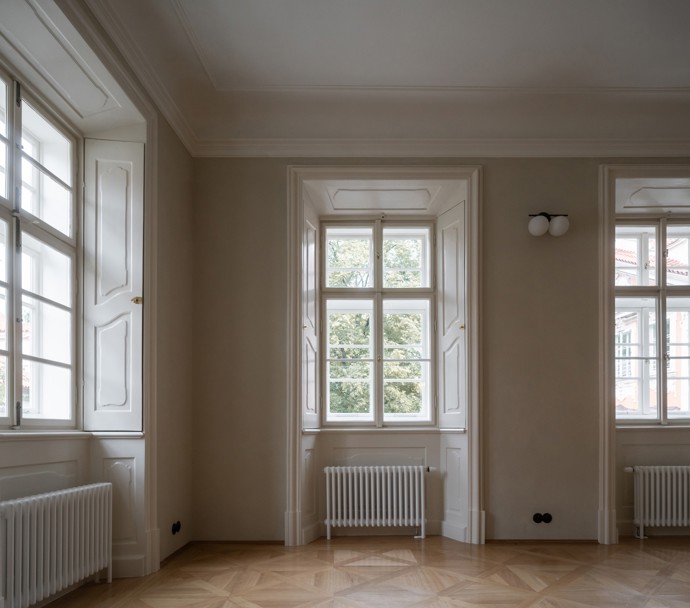 Architektka Tereza Scheibová se pustila do náročné rekonstrukce paláce, který nesl stopy historických kompromisů. Díky pečlivé spolupráci s památkáři se po letech podařilo vytvořit prostor, kde se moderní architektura harmonicky prolíná s barokním dědictvím.
Architektka Tereza Scheibová se pustila do náročné rekonstrukce paláce, který nesl stopy historických kompromisů. Díky pečlivé spolupráci s památkáři se po letech podařilo vytvořit prostor, kde se moderní architektura harmonicky prolíná s barokním dědictvím.