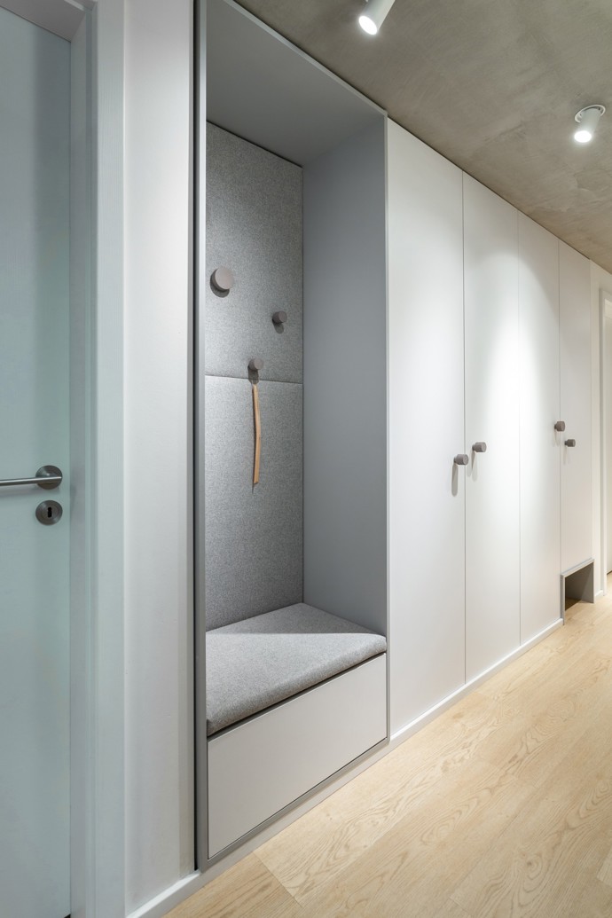 Tento stylový byt v Braníku na ploše 110 m² přináší nejen krásný výhled, ale také důmyslné řešení interiéru. Mladá rodina si zde díky chytrému uspořádání prostoru užívá moderní bydlení, které klade důraz na bezpečnost, praktičnost a pohodlí pro děti. Ať už jde o kuchyňský ostrůvek s integrovaným jídelním stolem, bez ostrých rohů, nebo designový nábytek, tento byt ztělesňuje ideální rodinné bydlení v harmonii s přírodou.
