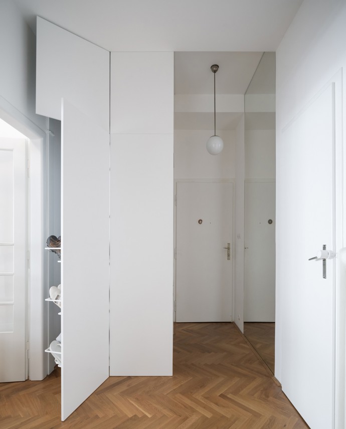 Jak skloubit moderní bydlení s respektem k historii? Tento funkcionalistický byt v pražském Novém Městě prošel kompletní rekonstrukcí, která trvala celých 10 let. Architekt Martin Čeněk čelil výzvě, jak propojit původní prvky s novými designovými kousky a současnými materiály.
Jak skloubit moderní bydlení s respektem k historii? Tento funkcionalistický byt v pražském Novém Městě prošel kompletní rekonstrukcí, která trvala celých 10 let. Architekt Martin Čeněk čelil výzvě, jak propojit původní prvky s novými designovými kousky a současnými materiály.