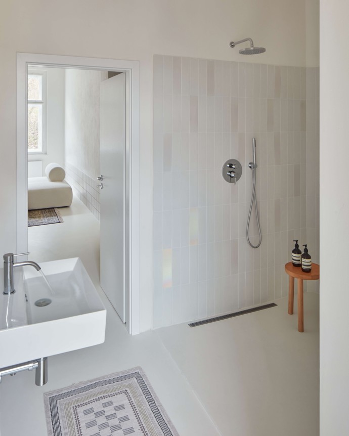 Historická zástavba v Karlových Varech skrývá překvapení – kompletně zrekonstruovaný byt, který kombinuje původní architektonické detaily s moderním designem. Architektky ze studia Plus One Architects zachovaly původní dřevěné podlahy a odkryly historickou výmalbu, která dodává prostoru osobitý charakter. Každá místnost má svůj jedinečný výraz díky citlivému propojení minulosti a současnosti.
