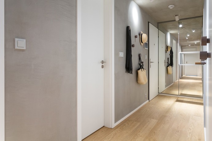 Tento stylový byt v Braníku na ploše 110 m² přináší nejen krásný výhled, ale také důmyslné řešení interiéru. Mladá rodina si zde díky chytrému uspořádání prostoru užívá moderní bydlení, které klade důraz na bezpečnost, praktičnost a pohodlí pro děti. Ať už jde o kuchyňský ostrůvek s integrovaným jídelním stolem, bez ostrých rohů, nebo designový nábytek, tento byt ztělesňuje ideální rodinné bydlení v harmonii s přírodou.

