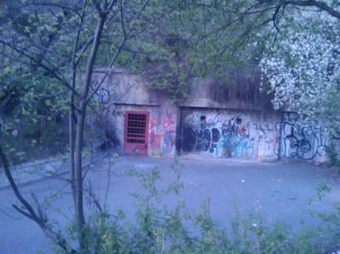 Žižkov, protiletecký kryt Bezovka, od Prokopovy ulice.
