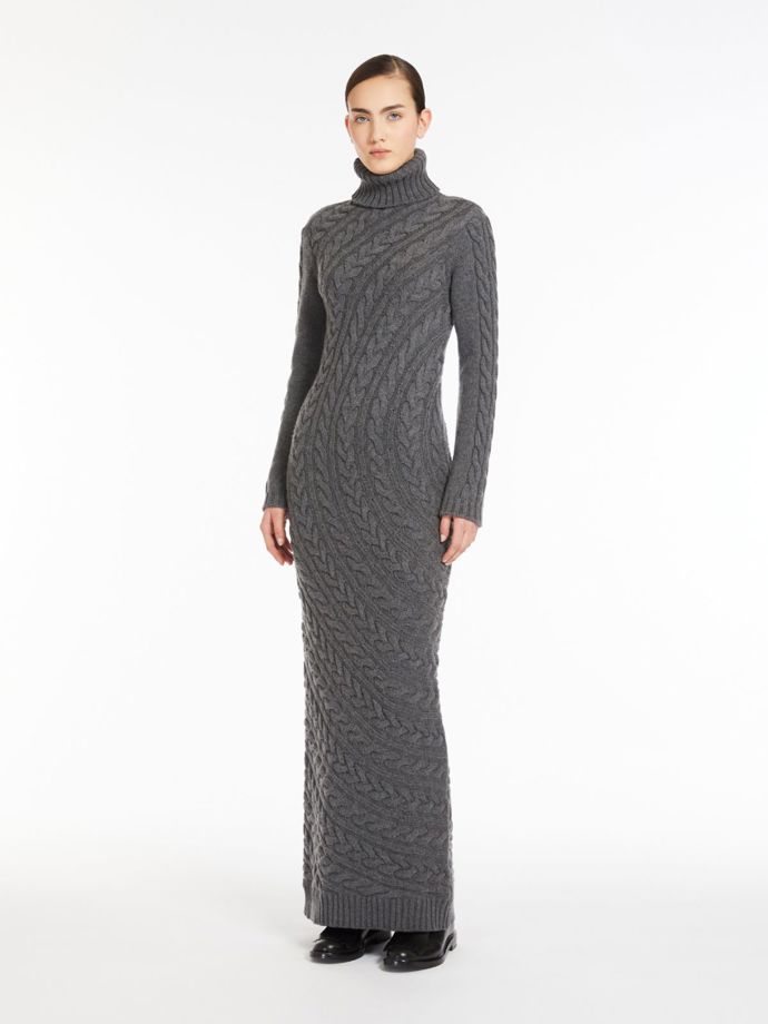 Šedé pletené šaty z vlny a kašmíru, MaxMara, 29 600 Kč
Šedé pletené šaty z vlny a kašmíru, MaxMara, 29 600 Kč