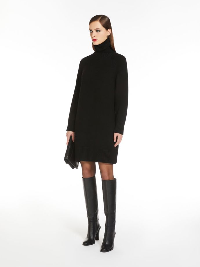 Černé vlněné šaty MaxMara, 15 300 Kč
Černé vlněné šaty MaxMara, 15 300 Kč