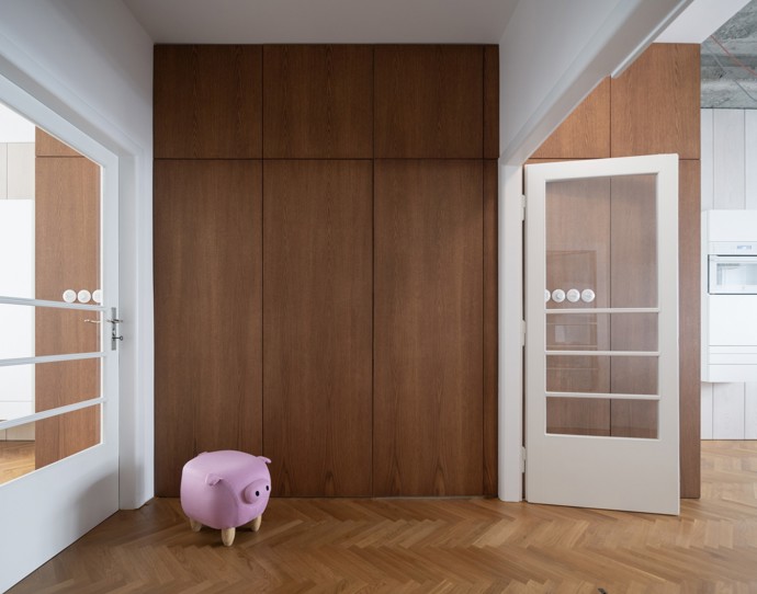 Jak skloubit moderní bydlení s respektem k historii? Tento funkcionalistický byt v pražském Novém Městě prošel kompletní rekonstrukcí, která trvala celých 10 let. Architekt Martin Čeněk čelil výzvě, jak propojit původní prvky s novými designovými kousky a současnými materiály.
Jak skloubit moderní bydlení s respektem k historii? Tento funkcionalistický byt v pražském Novém Městě prošel kompletní rekonstrukcí, která trvala celých 10 let. Architekt Martin Čeněk čelil výzvě, jak propojit původní prvky s novými designovými kousky a současnými materiály.