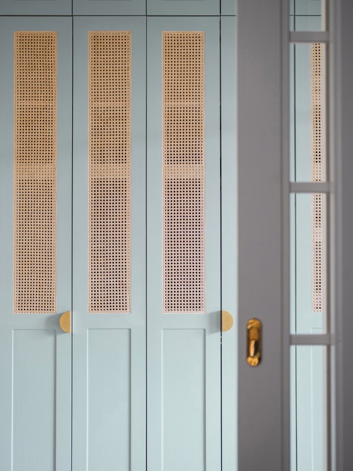 Pod rukama architektů a s vášní majitelky pro umění a anglický design se rodil unikátní prostor plný historických prvků i moderních řešení. Od půlkruhových oken až po mosazné detaily každá část bytu vypráví svůj příběh.
Pod rukama architektů a s vášní majitelky pro umění a anglický design se rodil unikátní prostor plný historických prvků i moderních řešení. Od půlkruhových oken až po mosazné detaily každá část bytu vypráví svůj příběh.