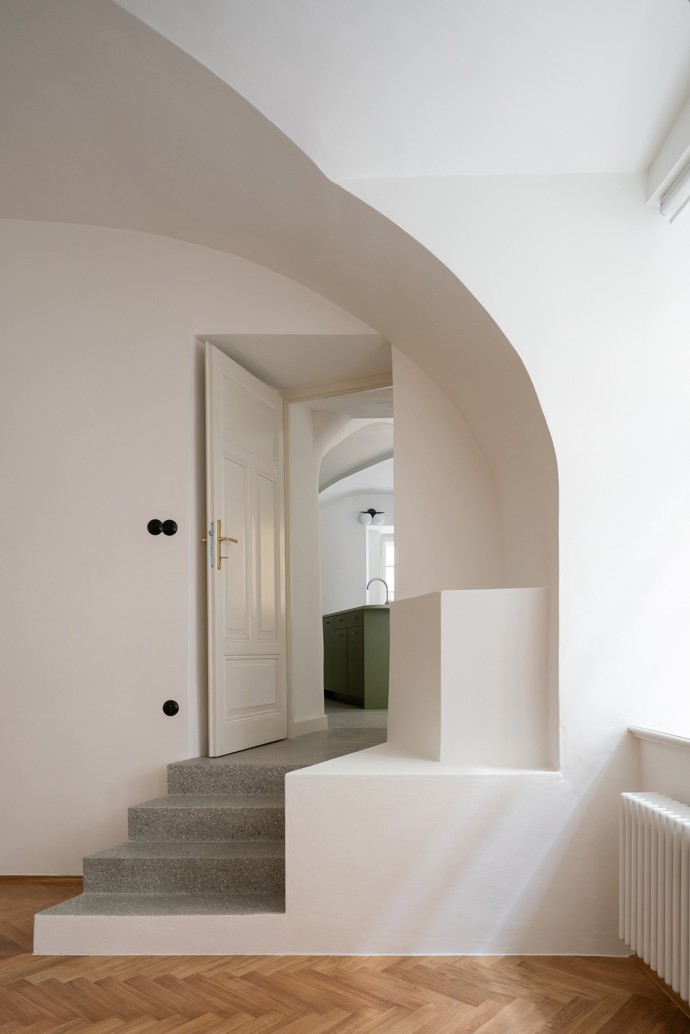 Architektka Tereza Scheibová se pustila do náročné rekonstrukce paláce, který nesl stopy historických kompromisů. Díky pečlivé spolupráci s památkáři se po letech podařilo vytvořit prostor, kde se moderní architektura harmonicky prolíná s barokním dědictvím.
Architektka Tereza Scheibová se pustila do náročné rekonstrukce paláce, který nesl stopy historických kompromisů. Díky pečlivé spolupráci s památkáři se po letech podařilo vytvořit prostor, kde se moderní architektura harmonicky prolíná s barokním dědictvím.
