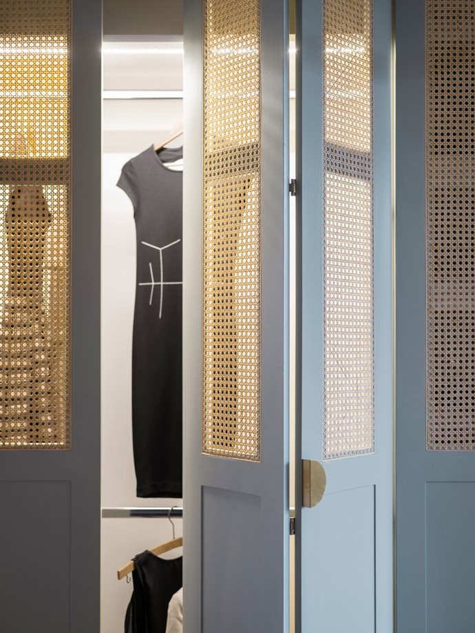 Pod rukama architektů a s vášní majitelky pro umění a anglický design se rodil unikátní prostor plný historických prvků i moderních řešení. Od půlkruhových oken až po mosazné detaily každá část bytu vypráví svůj příběh.
Pod rukama architektů a s vášní majitelky pro umění a anglický design se rodil unikátní prostor plný historických prvků i moderních řešení. Od půlkruhových oken až po mosazné detaily každá část bytu vypráví svůj příběh.
