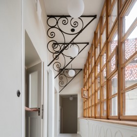 Architektka Tereza Scheibová se pustila do náročné rekonstrukce paláce, který nesl stopy historických kompromisů. Díky pečlivé spolupráci s památkáři se po letech podařilo vytvořit prostor, kde se moderní architektura harmonicky prolíná s barokním dědictvím.
