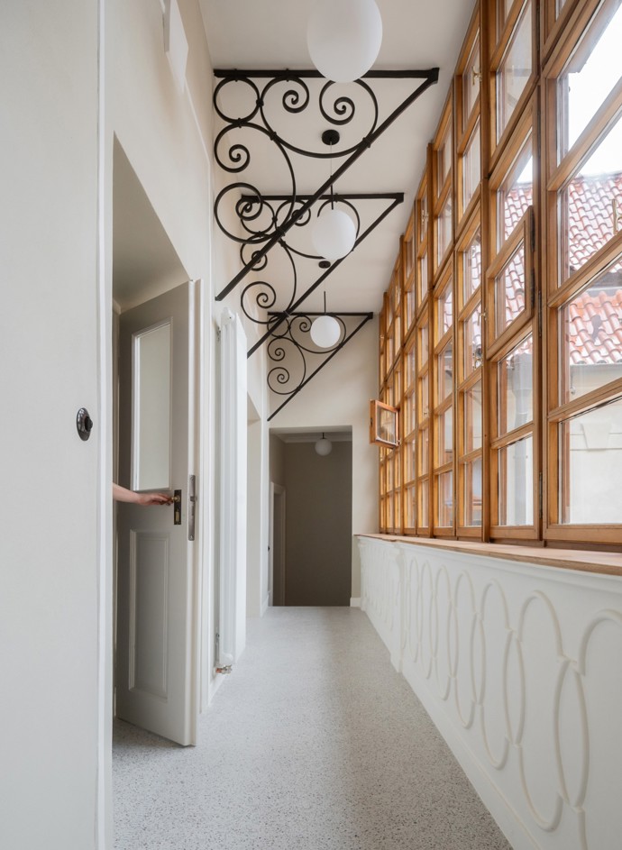 Architektka Tereza Scheibová se pustila do náročné rekonstrukce paláce, který nesl stopy historických kompromisů. Díky pečlivé spolupráci s památkáři se po letech podařilo vytvořit prostor, kde se moderní architektura harmonicky prolíná s barokním dědictvím.
Architektka Tereza Scheibová se pustila do náročné rekonstrukce paláce, který nesl stopy historických kompromisů. Díky pečlivé spolupráci s památkáři se po letech podařilo vytvořit prostor, kde se moderní architektura harmonicky prolíná s barokním dědictvím.