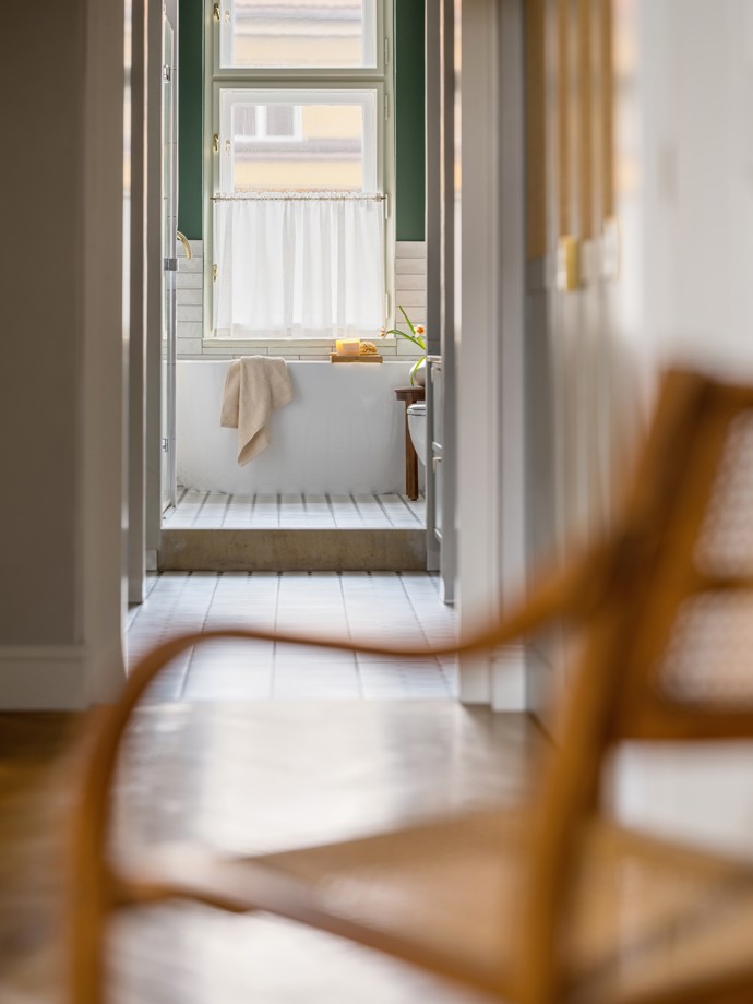 Pod rukama architektů a s vášní majitelky pro umění a anglický design se rodil unikátní prostor plný historických prvků i moderních řešení. Od půlkruhových oken až po mosazné detaily každá část bytu vypráví svůj příběh.
Pod rukama architektů a s vášní majitelky pro umění a anglický design se rodil unikátní prostor plný historických prvků i moderních řešení. Od půlkruhových oken až po mosazné detaily každá část bytu vypráví svůj příběh.