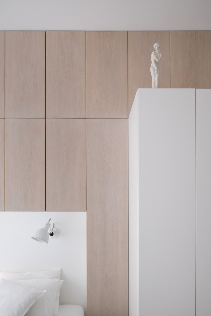 Jak skloubit moderní bydlení s respektem k historii? Tento funkcionalistický byt v pražském Novém Městě prošel kompletní rekonstrukcí, která trvala celých 10 let. Architekt Martin Čeněk čelil výzvě, jak propojit původní prvky s novými designovými kousky a současnými materiály.
Jak skloubit moderní bydlení s respektem k historii? Tento funkcionalistický byt v pražském Novém Městě prošel kompletní rekonstrukcí, která trvala celých 10 let. Architekt Martin Čeněk čelil výzvě, jak propojit původní prvky s novými designovými kousky a současnými materiály.