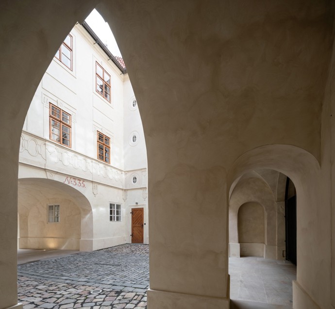 Architektka Tereza Scheibová se pustila do náročné rekonstrukce paláce, který nesl stopy historických kompromisů. Díky pečlivé spolupráci s památkáři se po letech podařilo vytvořit prostor, kde se moderní architektura harmonicky prolíná s barokním dědictvím.
Architektka Tereza Scheibová se pustila do náročné rekonstrukce paláce, který nesl stopy historických kompromisů. Díky pečlivé spolupráci s památkáři se po letech podařilo vytvořit prostor, kde se moderní architektura harmonicky prolíná s barokním dědictvím.