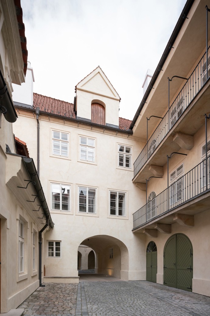 Architektka Tereza Scheibová se pustila do náročné rekonstrukce paláce, který nesl stopy historických kompromisů. Díky pečlivé spolupráci s památkáři se po letech podařilo vytvořit prostor, kde se moderní architektura harmonicky prolíná s barokním dědictvím.
Architektka Tereza Scheibová se pustila do náročné rekonstrukce paláce, který nesl stopy historických kompromisů. Díky pečlivé spolupráci s památkáři se po letech podařilo vytvořit prostor, kde se moderní architektura harmonicky prolíná s barokním dědictvím.