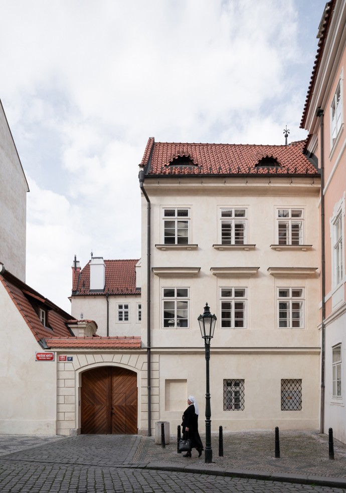 Architektka Tereza Scheibová se pustila do náročné rekonstrukce paláce, který nesl stopy historických kompromisů. Díky pečlivé spolupráci s památkáři se po letech podařilo vytvořit prostor, kde se moderní architektura harmonicky prolíná s barokním dědictvím.
Architektka Tereza Scheibová se pustila do náročné rekonstrukce paláce, který nesl stopy historických kompromisů. Díky pečlivé spolupráci s památkáři se po letech podařilo vytvořit prostor, kde se moderní architektura harmonicky prolíná s barokním dědictvím.