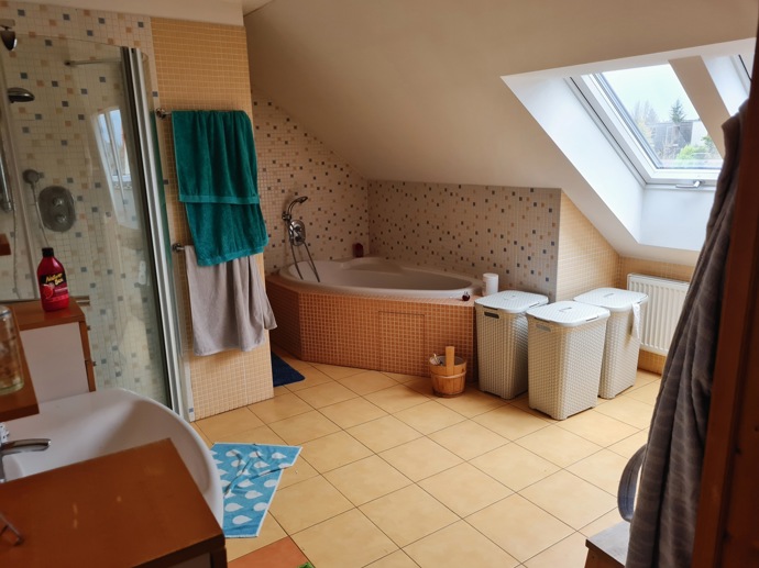Změnit koncepčně se nemělo vlastně nic. Vše od umyvadla přes skříně po toaletu mělo zůstat na svém místě. Designově naopak všechno. Styl přelomu tisíciletí má svá slavná léta za sebou. Dnes má koupelna moderní šmrnc. 
