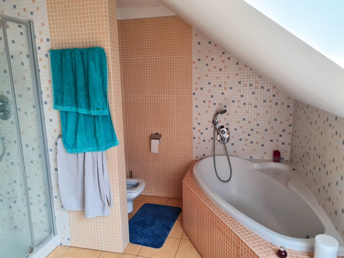 Změnit koncepčně se nemělo vlastně nic. Vše od umyvadla přes skříně po toaletu mělo zůstat na svém místě. Designově naopak všechno. Styl přelomu tisíciletí má svá slavná léta za sebou. Dnes má koupelna moderní šmrnc. 
