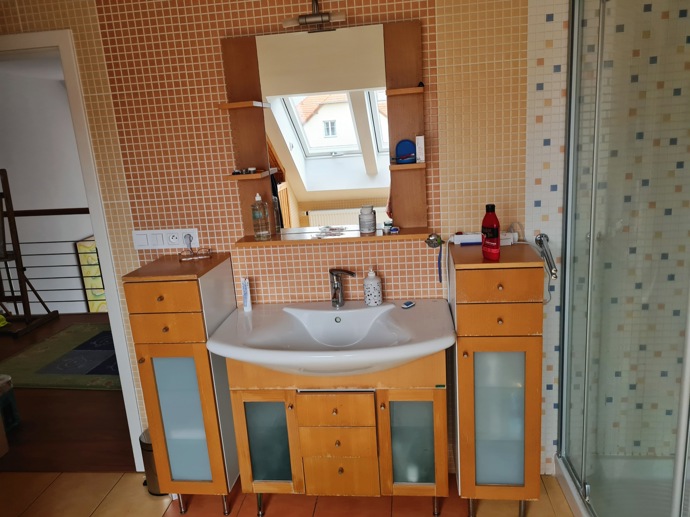 Změnit koncepčně se nemělo vlastně nic. Vše od umyvadla přes skříně po toaletu mělo zůstat na svém místě. Designově naopak všechno. Styl přelomu tisíciletí má svá slavná léta za sebou. Dnes má koupelna moderní šmrnc. 
