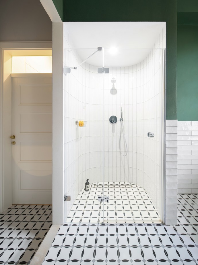 Pod rukama architektů a s vášní majitelky pro umění a anglický design se rodil unikátní prostor plný historických prvků i moderních řešení. Od půlkruhových oken až po mosazné detaily každá část bytu vypráví svůj příběh.
Pod rukama architektů a s vášní majitelky pro umění a anglický design se rodil unikátní prostor plný historických prvků i moderních řešení. Od půlkruhových oken až po mosazné detaily každá část bytu vypráví svůj příběh.
