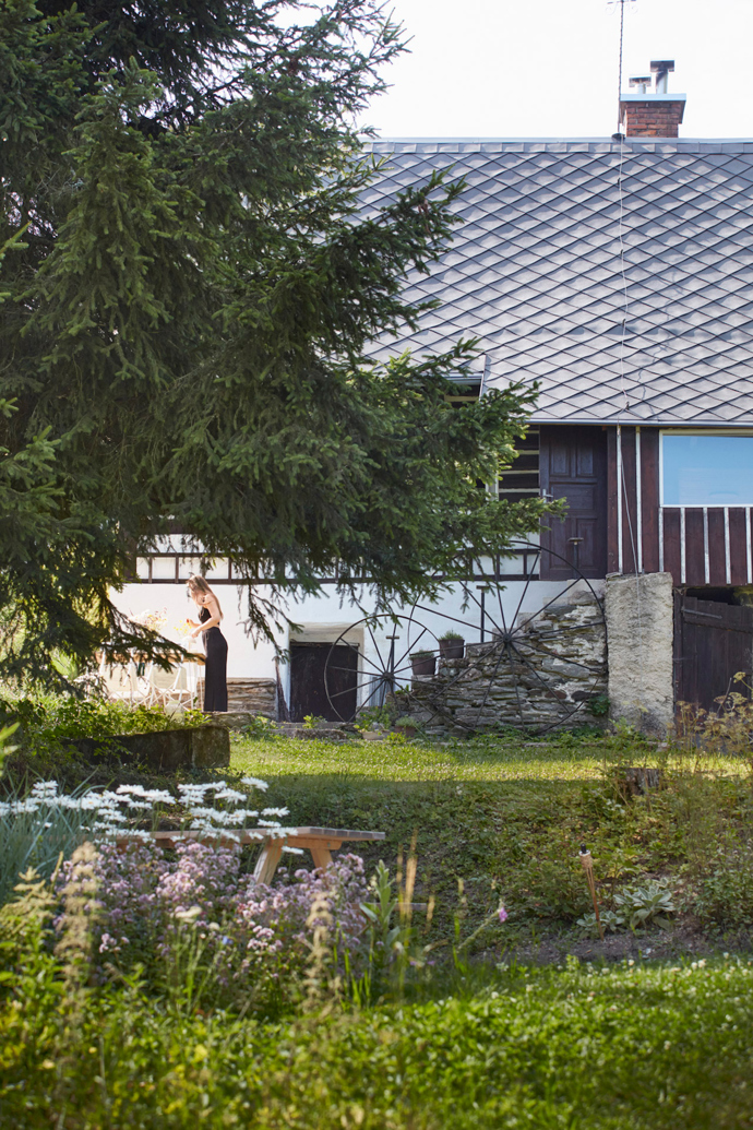 Jak to dopadne, když se do rekonstrukce historické roubenky pustí vlastníma rukama architektka? Před dvěma lety si Jitka Másová z ateliéru 0,5 Studio předsevzala vytvořit ze čtyřsetleté chalupy na rozhraní jizerských hor a Krkonoš místo, kde lidé snadno zapomenou na ruch města a najdou intimní prostor pro sebe v obklopení panenskou přírodou.
Jak to dopadne, když se do rekonstrukce historické roubenky pustí vlastníma rukama architektka? Před dvěma lety si Jitka Másová z ateliéru 0,5 Studio předsevzala vytvořit ze čtyřsetleté chalupy na rozhraní jizerských hor a Krkonoš místo, kde lidé snadno zapomenou na ruch města a najdou intimní prostor pro sebe v obklopení panenskou přírodou.