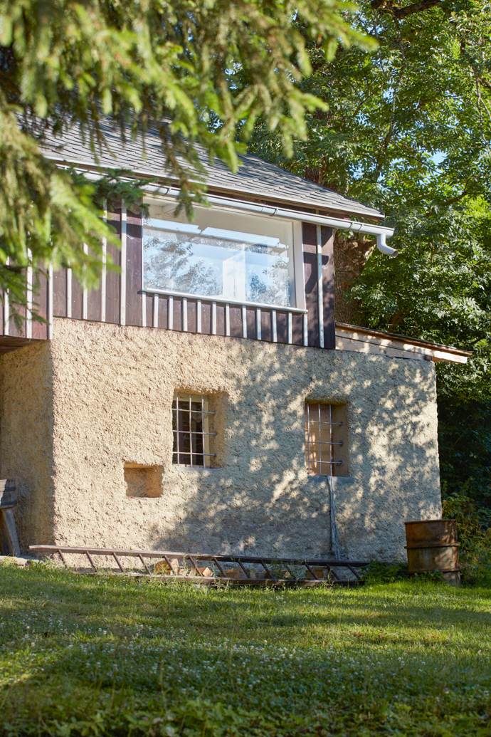 Jak to dopadne, když se do rekonstrukce historické roubenky pustí vlastníma rukama architektka? Před dvěma lety si Jitka Másová z ateliéru 0,5 Studio předsevzala vytvořit ze čtyřsetleté chalupy na rozhraní jizerských hor a Krkonoš místo, kde lidé snadno zapomenou na ruch města a najdou intimní prostor pro sebe v obklopení panenskou přírodou.
Jak to dopadne, když se do rekonstrukce historické roubenky pustí vlastníma rukama architektka? Před dvěma lety si Jitka Másová z ateliéru 0,5 Studio předsevzala vytvořit ze čtyřsetleté chalupy na rozhraní jizerských hor a Krkonoš místo, kde lidé snadno zapomenou na ruch města a najdou intimní prostor pro sebe v obklopení panenskou přírodou.