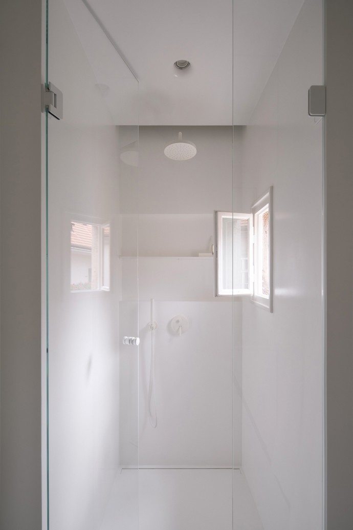 Jak skloubit moderní bydlení s respektem k historii? Tento funkcionalistický byt v pražském Novém Městě prošel kompletní rekonstrukcí, která trvala celých 10 let. Architekt Martin Čeněk čelil výzvě, jak propojit původní prvky s novými designovými kousky a současnými materiály.
Jak skloubit moderní bydlení s respektem k historii? Tento funkcionalistický byt v pražském Novém Městě prošel kompletní rekonstrukcí, která trvala celých 10 let. Architekt Martin Čeněk čelil výzvě, jak propojit původní prvky s novými designovými kousky a současnými materiály.