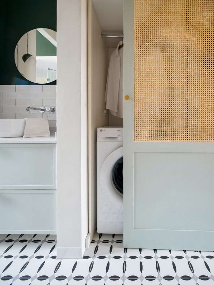 Pod rukama architektů a s vášní majitelky pro umění a anglický design se rodil unikátní prostor plný historických prvků i moderních řešení. Od půlkruhových oken až po mosazné detaily každá část bytu vypráví svůj příběh.
Pod rukama architektů a s vášní majitelky pro umění a anglický design se rodil unikátní prostor plný historických prvků i moderních řešení. Od půlkruhových oken až po mosazné detaily každá část bytu vypráví svůj příběh.