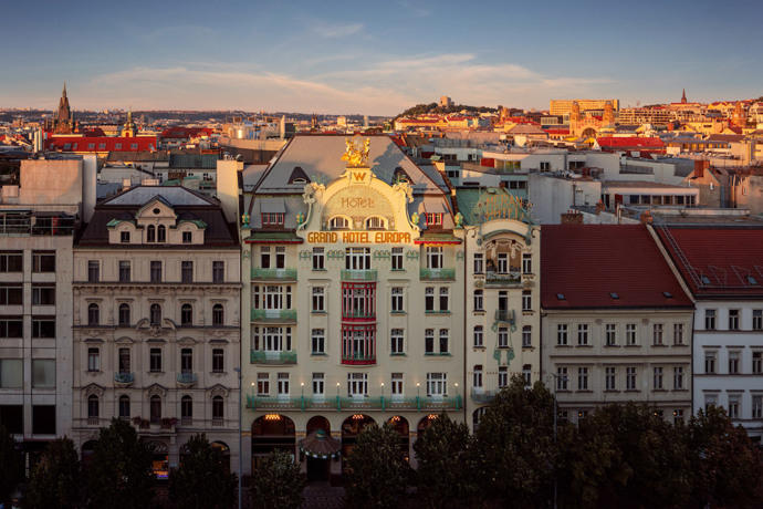 Po dekádě trvající rekonstrukci ožije budova legendárneho Grand Hotelu Evropa, který ve své největší slávě hostil ty nejvýznamnější osobnosti české historie. Hotel dnes spojuje kouzlo starého světa s novými odvážnými koncepty, čímž oživuje jedno z nejikoničtějších míst města a odráží jeho bohatou historii, pulzující kulturu a výtečnou gastronomii.
