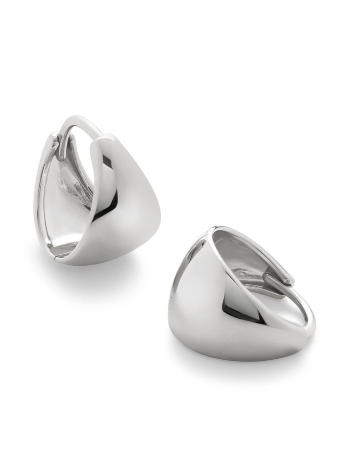 Náušnice Tapered Huggie earrings, Monica Vinader, 98 eur
Náušnice Tapered Huggie earrings, Monica Vinader, 98 eur