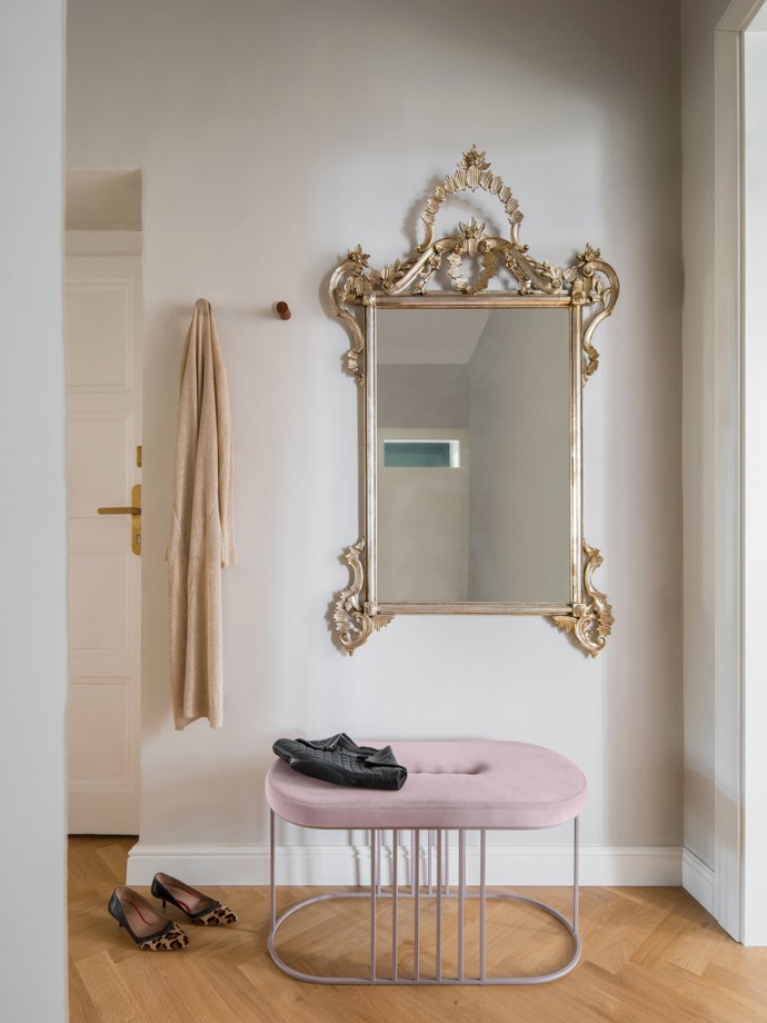 Pod rukama architektů a s vášní majitelky pro umění a anglický design se rodil unikátní prostor plný historických prvků i moderních řešení. Od půlkruhových oken až po mosazné detaily každá část bytu vypráví svůj příběh.
Pod rukama architektů a s vášní majitelky pro umění a anglický design se rodil unikátní prostor plný historických prvků i moderních řešení. Od půlkruhových oken až po mosazné detaily každá část bytu vypráví svůj příběh.