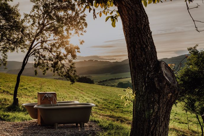 Unikátní relaxaci pak nabízí venkovní litinové vany, kde si můžete užít horkou koupel pod hvězdami.
Unikátní relaxaci pak nabízí venkovní litinové vany, kde si můžete užít horkou koupel pod hvězdami.