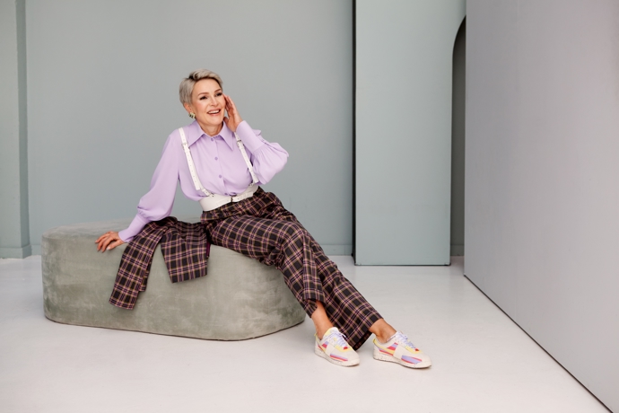 Elegance, střídmost, ne moc výrazný make-up a mladistvý účes - perfektní kombinace.
